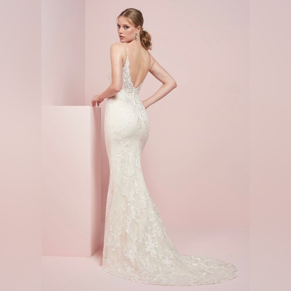MOTIVATED TO SELL - Wedding dress and veil - Picture 2 of 7